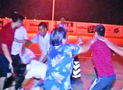 爷爷与外公率领两家亲友团当街动武抢孙子-