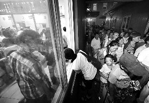 北京协和医院全天挂号首日队伍排500多米-患者