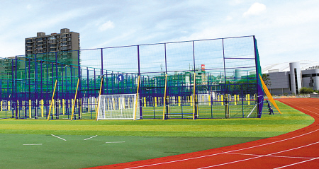 足球场中造起铁笼子体育中心:是笼式足球场-足
