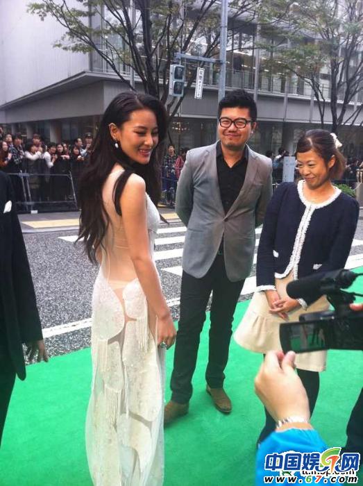 张馨予透视装搏出位张馨予柳岩透视装pk-透视