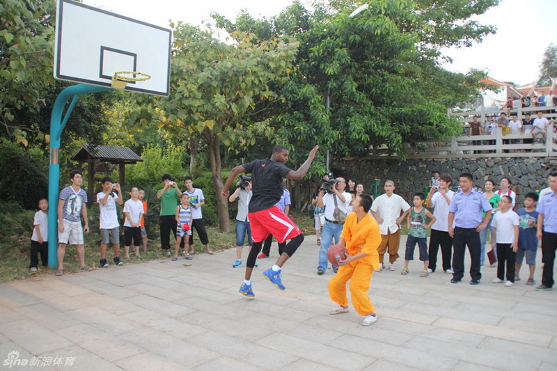 组图:NBA球星在南少林与中国武僧单挑篮球-N