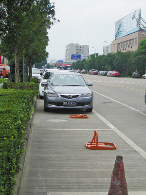 马路划线车位有人私装地锁 市民质疑私占公共