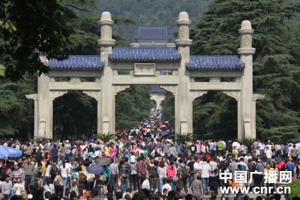 南京中山陵园景区多措并举确保垃圾清理不超过一小时