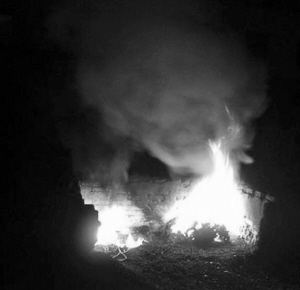 王家弄沿河小街经常有人焚烧废旧电线取铜丝-