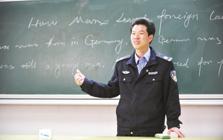 学英语练书法 万里学院好学保安哥感动女大学