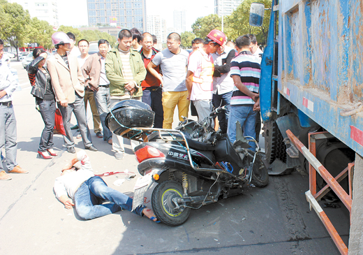 逆向行驶引发车祸 电瓶车上两人双双受伤-行驶