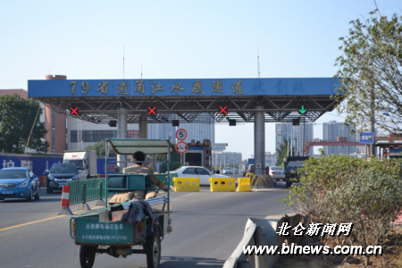 甬江隧道电瓶车自由穿越隧道险象环生