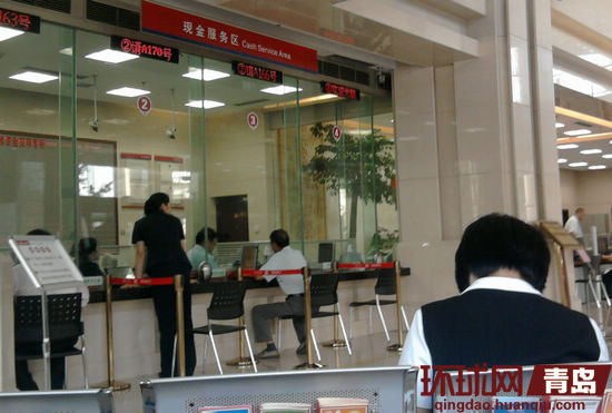银行服务大调查:华夏柜员玩手机让顾客等-工作