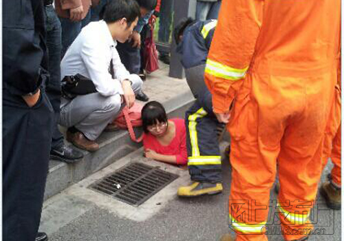 女孩掉进下水道口