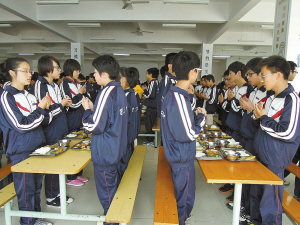 芦渎中学感恩教育很新奇 学生餐前行揖手礼诵