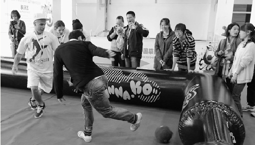 街头足球天才蒙眼不丢球 称比街头足球能赢梅