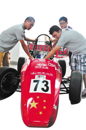 湖大学生花29万自制赛车拿冠军 速度不逊保时