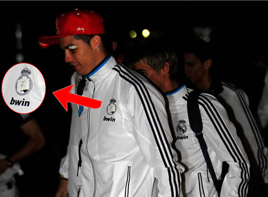 C罗队徽被遮原是 意外 曼联曼城PSG或成其下