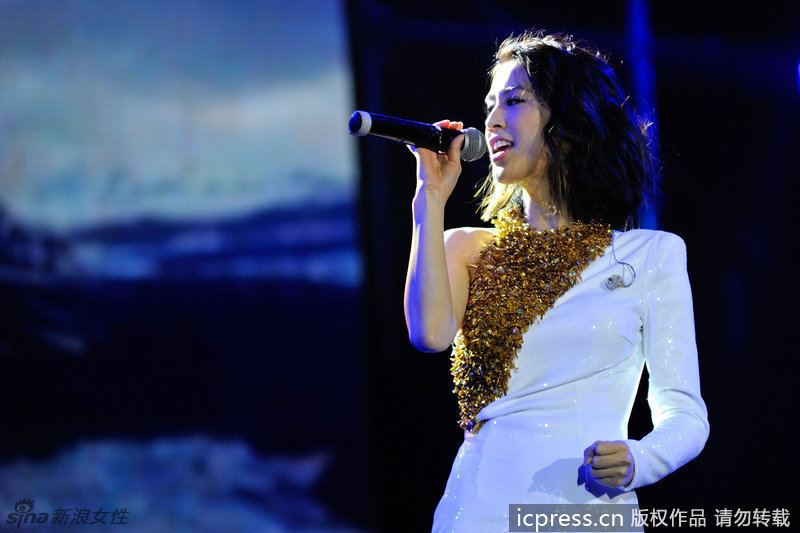  黄圣依 高开衩白裙 露底 走光(组图)- 黄圣依 ,火力