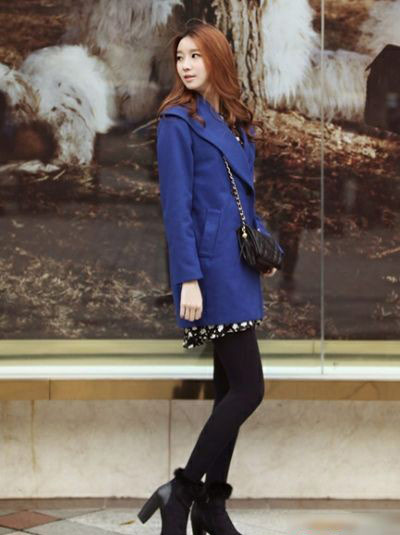 宝蓝色外套搭配黑白裙子
