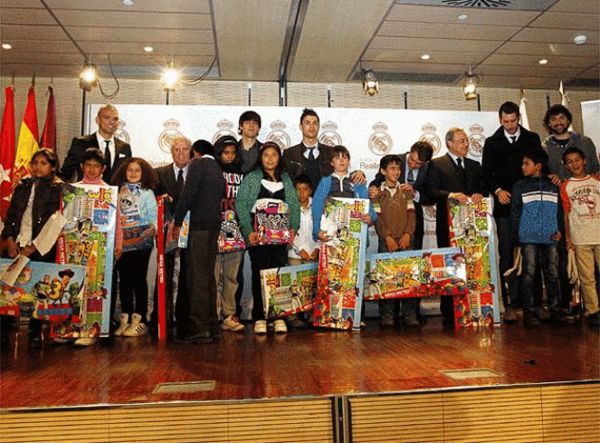 皇马群星圣诞做慈善 卡卡C罗福利院发礼物(图