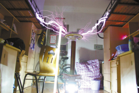 宁波理工学院有位发明家 寝室里试验闪电效果