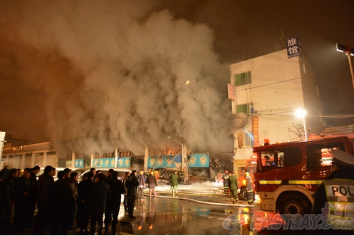 上海一农产品市场发生火灾 已致6死10余伤(图