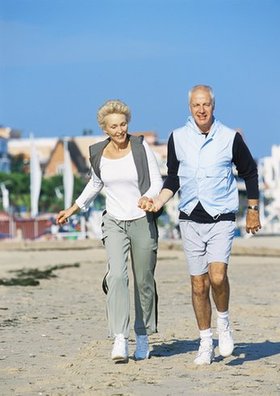老人散步时揉肚子可以养护肠胃(图)-散步,肚子