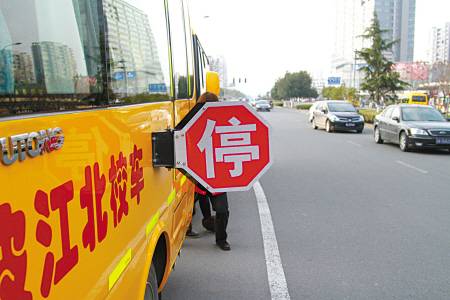 礼让校车有讲究