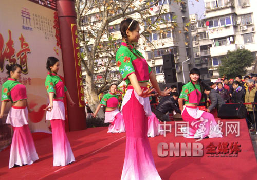 宁波南塘老街年味渐浓市民年货美食一起淘(组