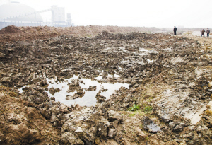 霞浦山前村一农田 改造 回填泥土竟成私倒建筑