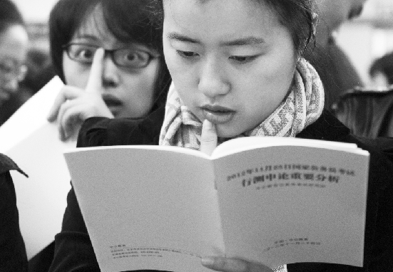 公务员考试笔试过后 杭城1.88万元面试班走俏