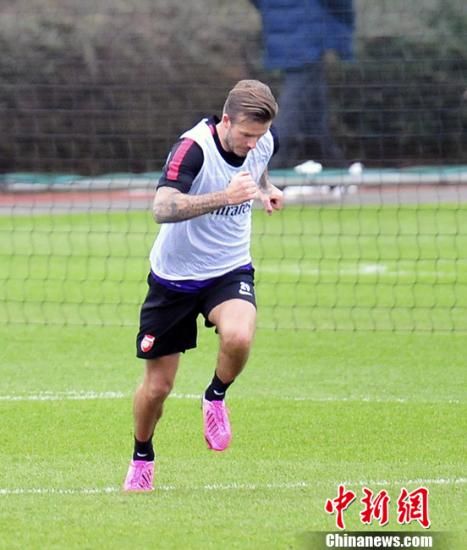 贝克汉姆正式签约巴黎 零薪酬加盟重披32号战