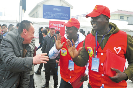 外国留学生志愿者车站派发图书 一路有书香相