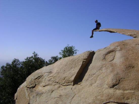 置身云端!超薄岩石似纸片引勇者竞相拍照-加利