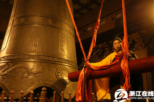 灵隐寺六千人不眠争烧头香 千年古刹用钟声祈