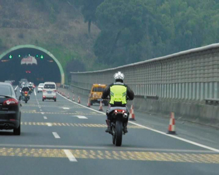 五辆摩托车冒险上沈海高速 被交警处罚并驱离