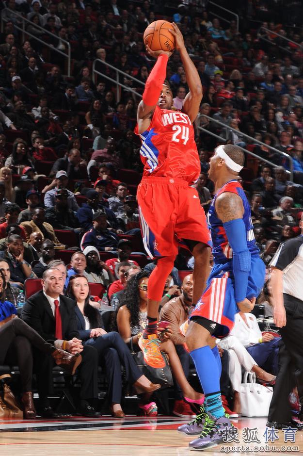 高清:全明星赛科比拼命防詹姆斯 杜兰特秀背扣
