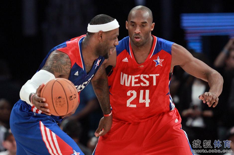 高清:全明星赛科比拼命防詹姆斯 杜兰特秀背扣