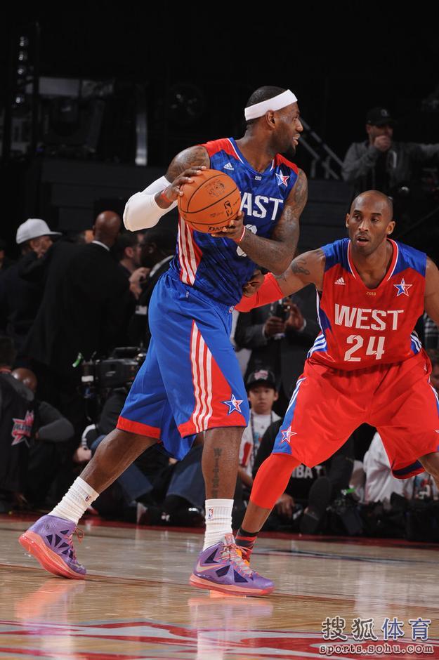 高清:全明星赛科比拼命防詹姆斯 杜兰特秀背扣