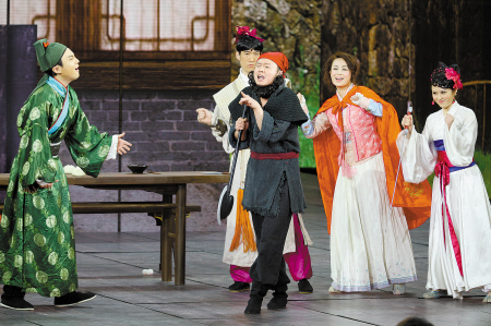 央视、芒果台上演元宵 二人转 两个撒贝宁两个