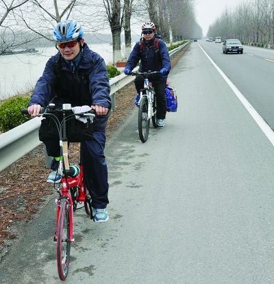 父子俩骑车从徐州到宁波。其定 摄