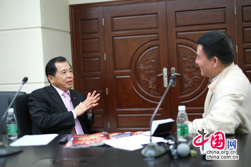 李东生(左)接受记者采访