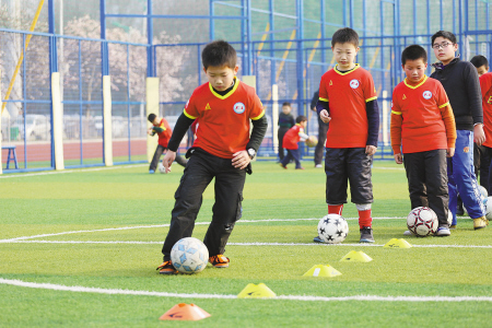 家长热情催生宁波市第三期小学生足球训练营