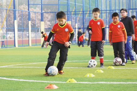 小学生足球画图片大全 足球画图片大全一等奖_小学生足球画报怎么画