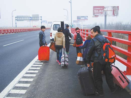 无良司机半路甩客 受骗乘客高速徒步-司机,交警