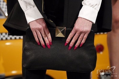桃红铆钉黑蕾丝 引爆2013指甲风潮-指甲,Gaga