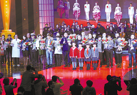 昨晚,"最美宁波人"2012年度人物在颁奖晚会上合影留念.(周建平摄)