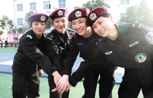 浙江成立首支<em>女子特警队</em> 枪管挂杠铃片训练(图