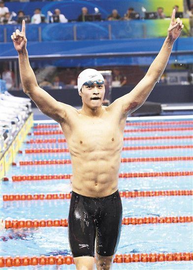  孙杨微博 晒自己蜡像清晰八块腹肌尽显好身材(