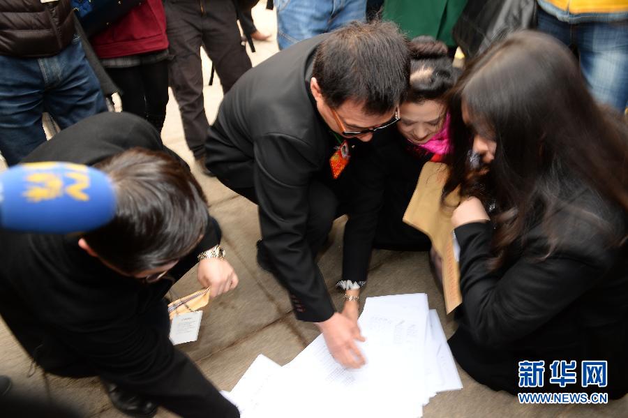 (两会·花絮)成龙捡材料