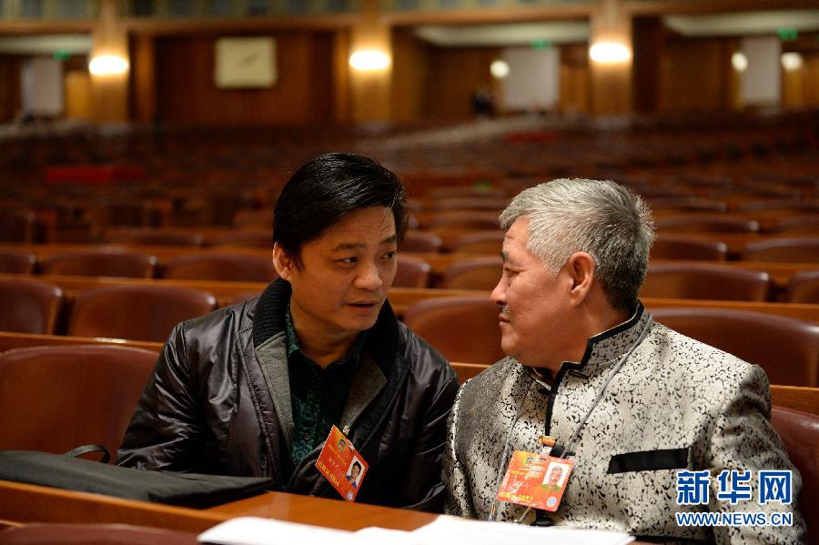 (两会·花絮)来早了,聊一会儿