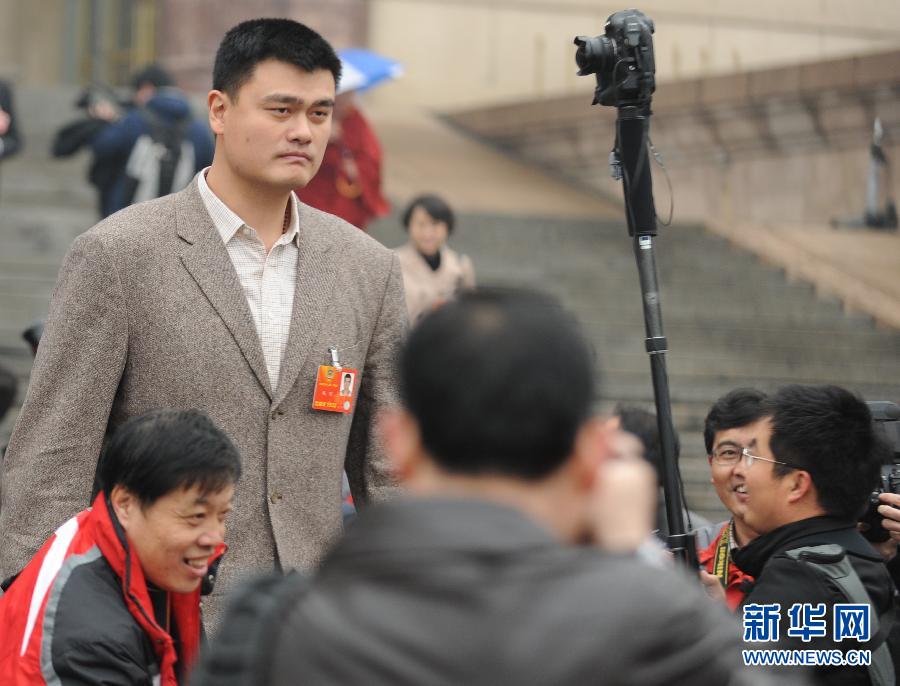 (两会抓拍)给姚明拍照