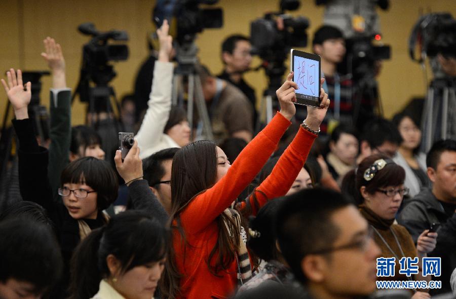 (两会抓拍)争取提问 各显神通