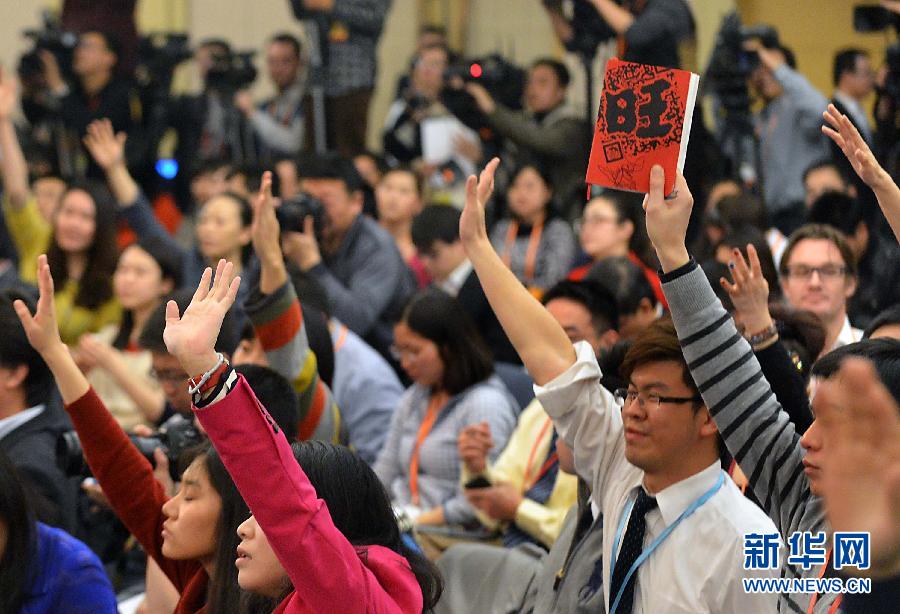 (两会抓拍)(2)争取提问 各显神通